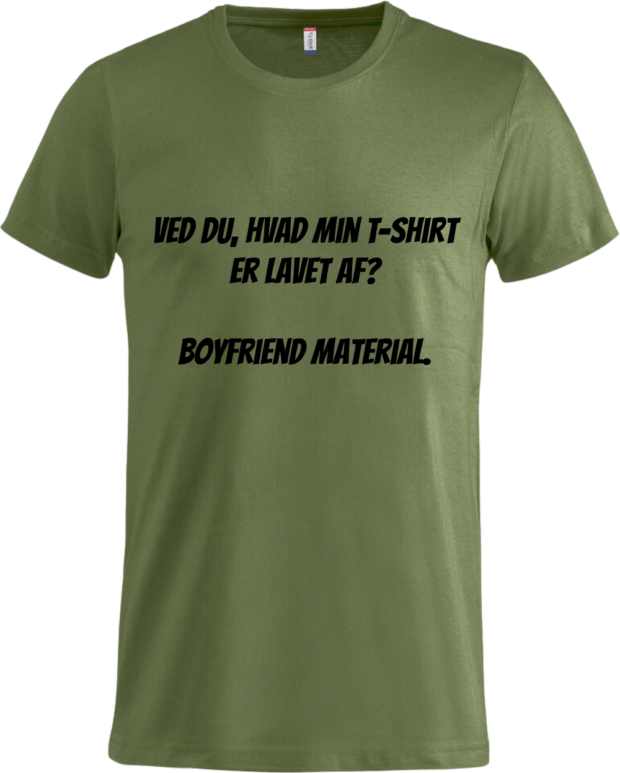 Armygrøn basic T-shirt med teksten: 'Ved du, hvad min T-shirt er lavet af? Boyfriend material.' Tilgængelig hos Zo24printhouse.
