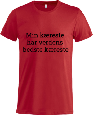 Rød T-shirt med teksten 'Min kæreste har verdens bedste kæreste,' perfekt til en personlig og romantisk gave fra Zo24Printhouse.dk.