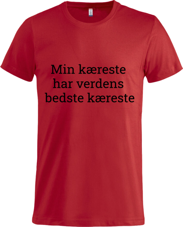 Rød T-shirt med teksten 'Min kæreste har verdens bedste kæreste,' perfekt til en personlig og romantisk gave fra Zo24Printhouse.dk.