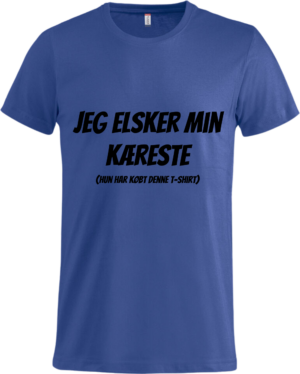 Mørkeblå T-shirt fra Zo24Printhouse med teksten 'Jeg elsker min kæreste (Hun har købt denne t-shirt)' – en romantisk og humoristisk gaveidé til Valentinsdag.