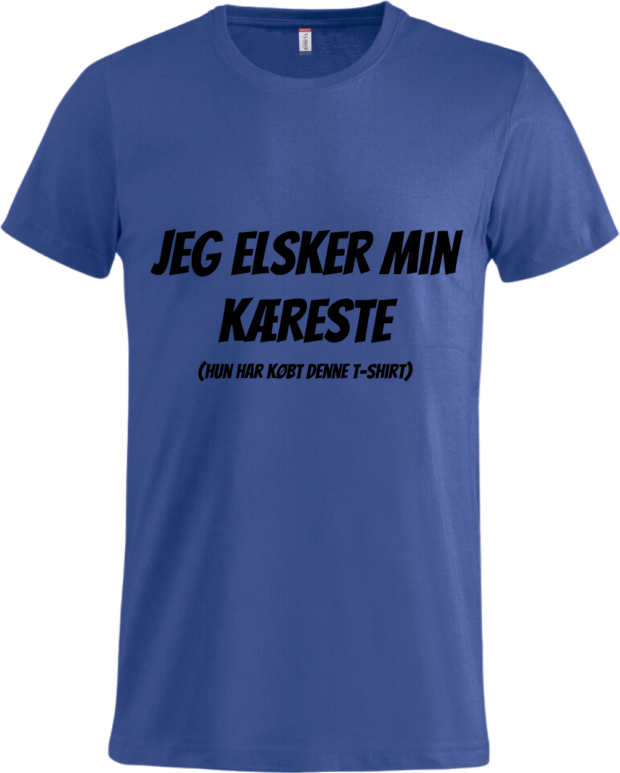Mørkeblå T-shirt fra Zo24Printhouse med teksten 'Jeg elsker min kæreste (Hun har købt denne t-shirt)' – en romantisk og humoristisk gaveidé til Valentinsdag.