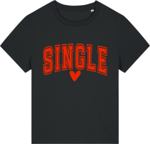 Sort Stella Muser T-shirt fra Zo24Printhouse med teksten 'SINGLE' i rødt og et hjerte – en stilfuld og enkel erklæring.