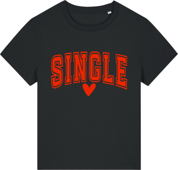 Sort Stella Muser T-shirt fra Zo24Printhouse med teksten 'SINGLE' i rødt og et hjerte – en stilfuld og enkel erklæring.