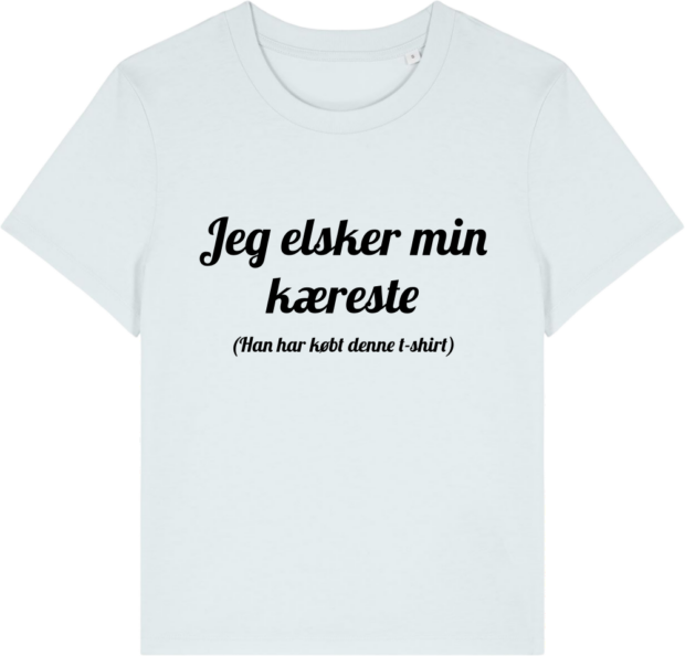 Lyseblå t-shirt med teksten 'Jeg elsker min kæreste (Han har købt denne t-shirt)', perfekt til Valentinsdag eller som romantisk gave fra Zo24printhouse.