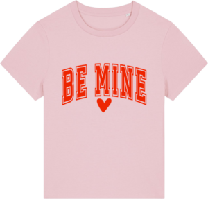 Lyserød Stella Muser t-shirt med teksten "Be Mine" i rødt tryk fra Zo24 Printhouse.