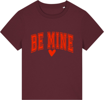 Bordeaux Stella Muser t-shirt med teksten "Be Mine" i rødt tryk fra Zo24 Printhouse.