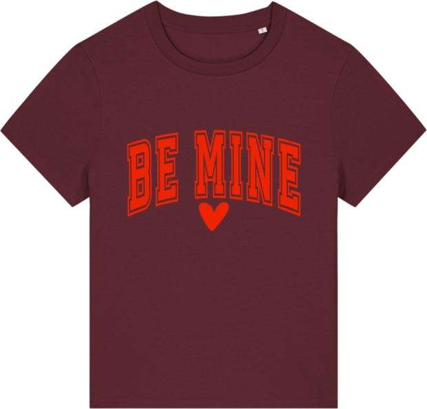 Bordeaux Stella Muser t-shirt med teksten "Be Mine" i rødt tryk fra Zo24 Printhouse.