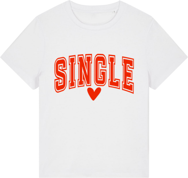 Hvid Stella Muser T-shirt fra Zo24Printhouse med teksten 'SINGLE' i rødt og et hjerte – en enkel og trendy stil.