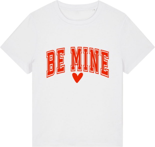 Klassisk hvid Stella Muser t-shirt med rød tekst "Be Mine" og et lille hjerte, fra Zo24 Printhouse.