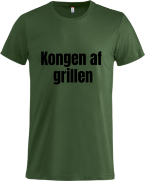 Mørkegrøn Basic T-shirt med sort tekst "Kongen af grillen" – perfekt til den passionerede grillentusiast.