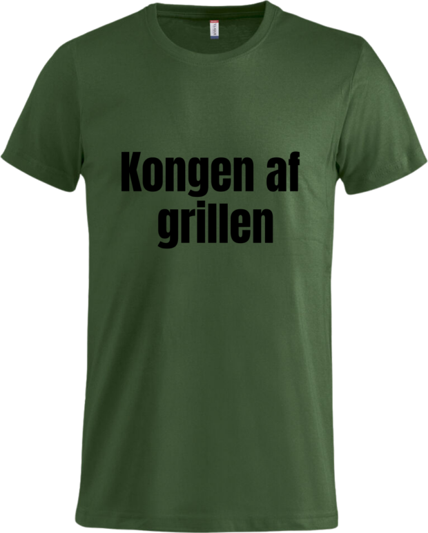 Mørkegrøn Basic T-shirt med sort tekst "Kongen af grillen" – perfekt til den passionerede grillentusiast.