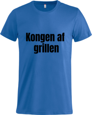 Mørkeblå Basic T-shirt med teksten "Kongen af grillen" i fed sort skrift, perfekt til grillentusiasten.