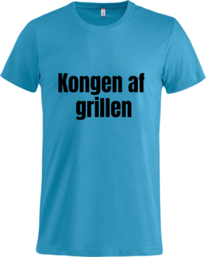 Blå Basic T-shirt med teksten "Kongen af grillen" i sort, ideel til enhver grillmester.