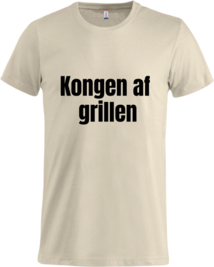 Sandfarvet Basic T-shirt med sort tekst "Kongen af grillen" – ideel til enhver grillmester.