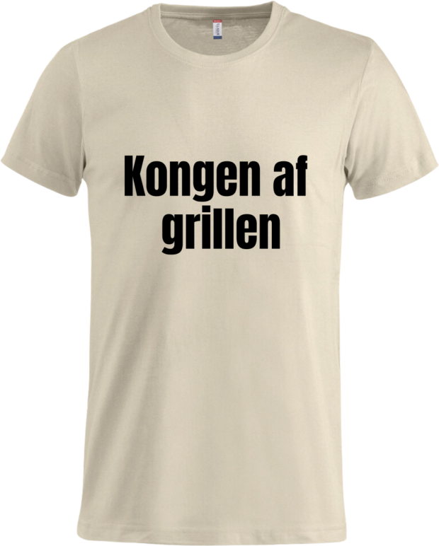 Sandfarvet Basic T-shirt med sort tekst "Kongen af grillen" – ideel til enhver grillmester.